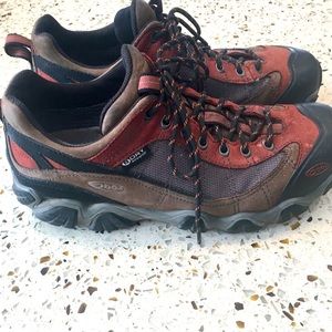 Mens Oboz hiking low top shoes.